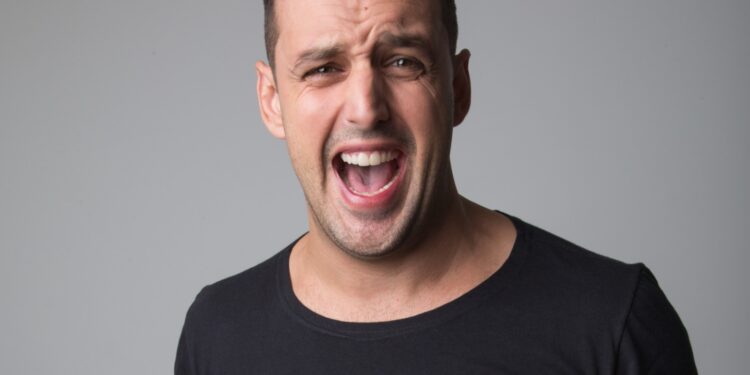 Humorista Rodrigo Capella apresenta stand up ‘Sem Moderação’ em São Sebastião