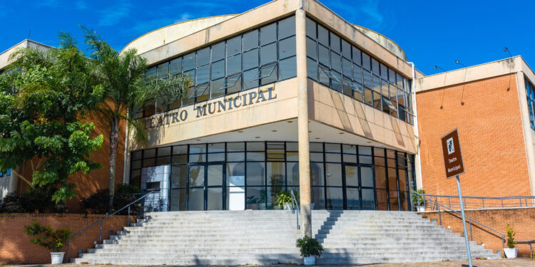 Mês de aniversário da cidade tem música, humor e clássico infantil no Teatro Municipal de São Sebastião